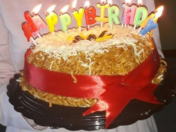 Bagaimana Menyiapkan Variasi kue ulang tahun dari mie, Enak Banget