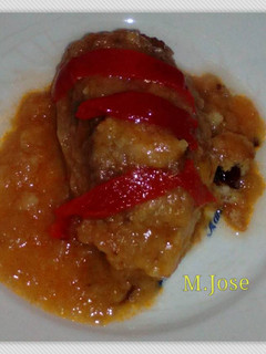Una foto de Patatas rellenas de bonito en salsa de tomate
