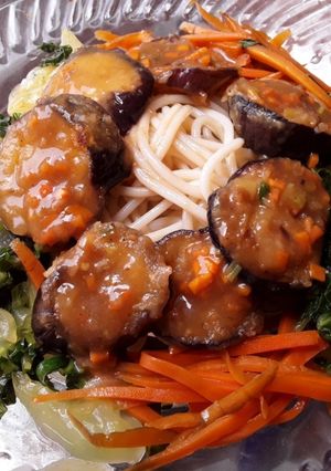 Una foto de Vegetales🥕🍆🌰🌿 y espaguetis🥗 con rica salsa...🙄🤨🤔