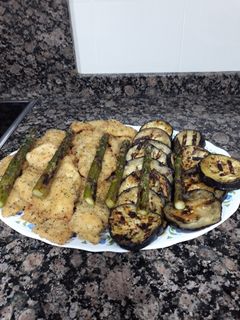 Una foto de Lágrimas de pollo con berenjena y espárragos a la plancha