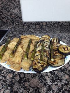 Una foto de Lágrimas de pollo con berenjena y espárragos a la plancha