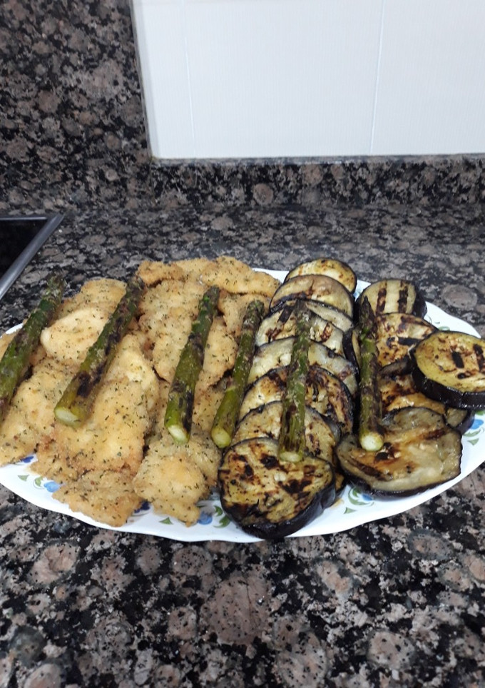 Una foto de Lágrimas de pollo con berenjena y espárragos a la plancha