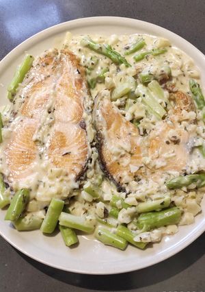 A picture of Creamy Salmon with Asparagus.