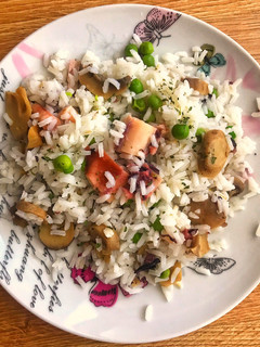 Una foto de Arroz con pota y champiñón 🍚 🐙 🍄