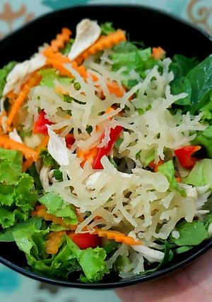 Hình của món Salad rong sụn, ức gà.