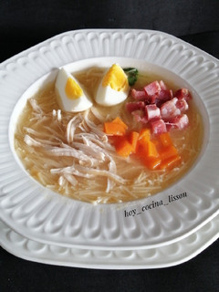 Una foto de Sopa de picadillo de pollo, jamón y huevo duro