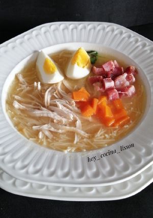 Una foto de Sopa de picadillo de pollo, jamón y huevo duro