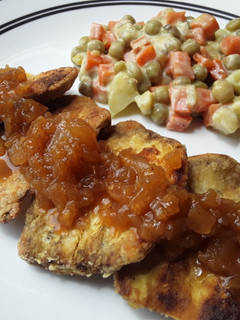 Una foto de Berenjenas🍆🥖 empanizadas con chutney de pera🍯🌰🍐.