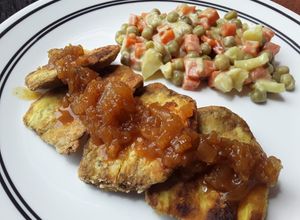 Una foto de Berenjenas🍆🥖 empanizadas con chutney de pera🍯🌰🍐.