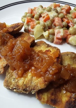 Una foto de Berenjenas🍆🥖 empanizadas con chutney de pera🍯🌰🍐.