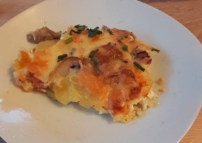 Kartoffelomletteauflauf mit Pilzen Schinken und Zwiebeln