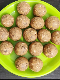 A picture of Wheat flour dates laddu.