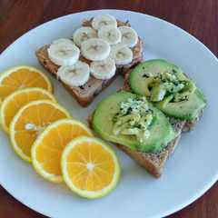 Sarapan Avocado toast & selai kacang pisang রেসিপির প্রধান ছবি