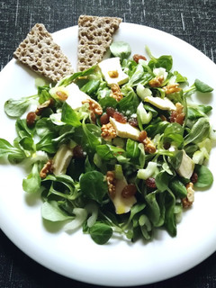 Una foto de Ensalada de canónigos con queso Brie y nueces
