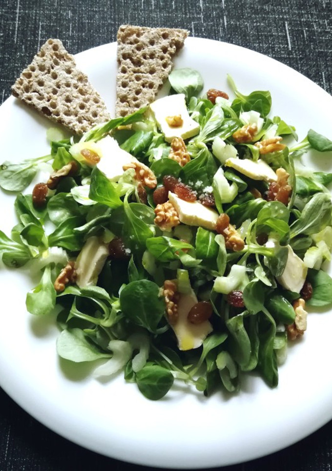 Una foto de Ensalada de canónigos con queso Brie y nueces
