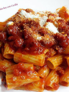 Una foto de Macarrones con salsa de tomate y chorizo