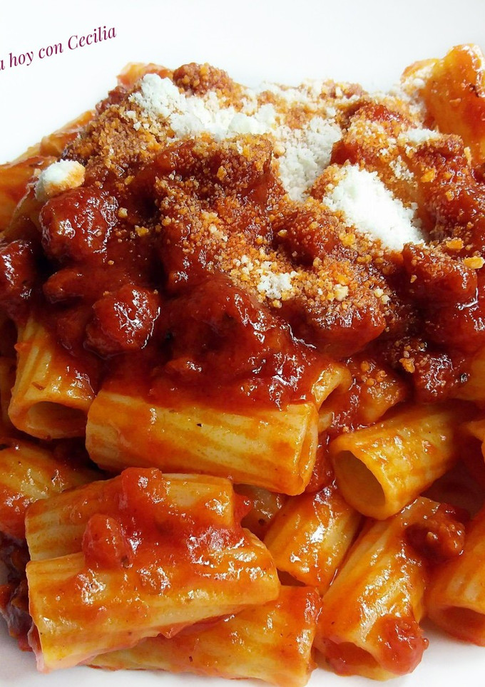 Una foto de Macarrones con salsa de tomate y chorizo