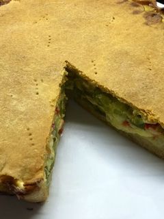Una foto de Tarta de zapallitos o pascualina con masa casera 😋