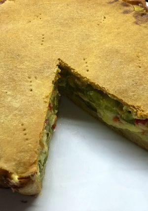 Una foto de Tarta de zapallitos o pascualina con masa casera 😋