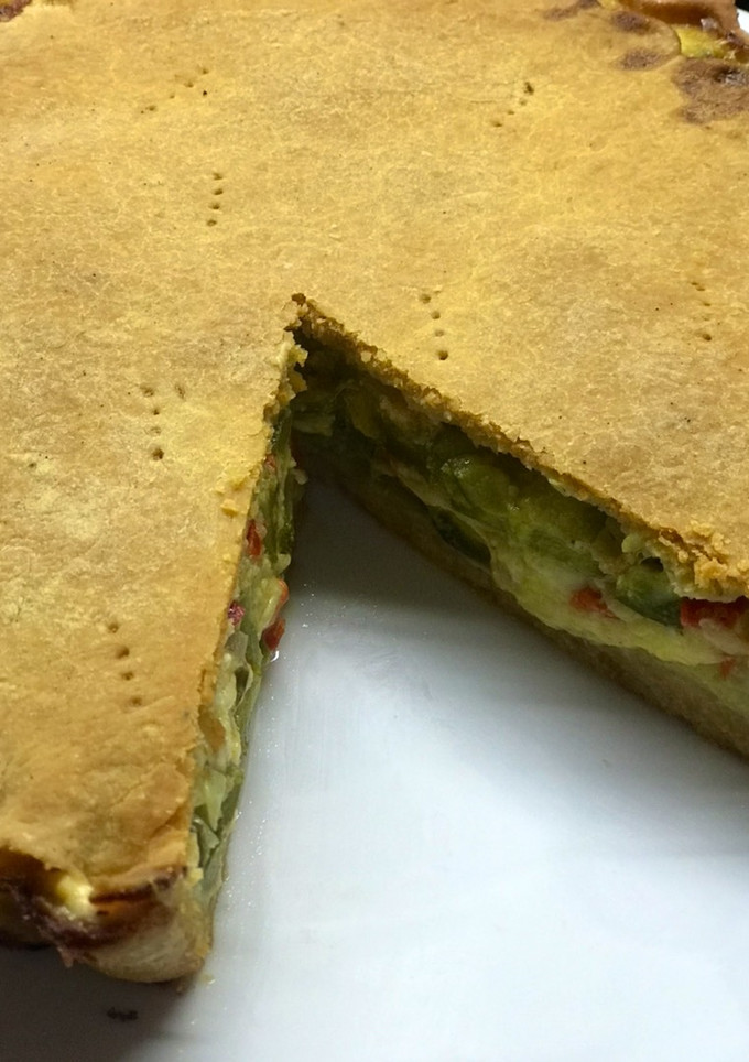Una foto de Tarta de zapallitos o pascualina con masa casera 😋