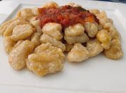 Una foto de gnocchi con carne