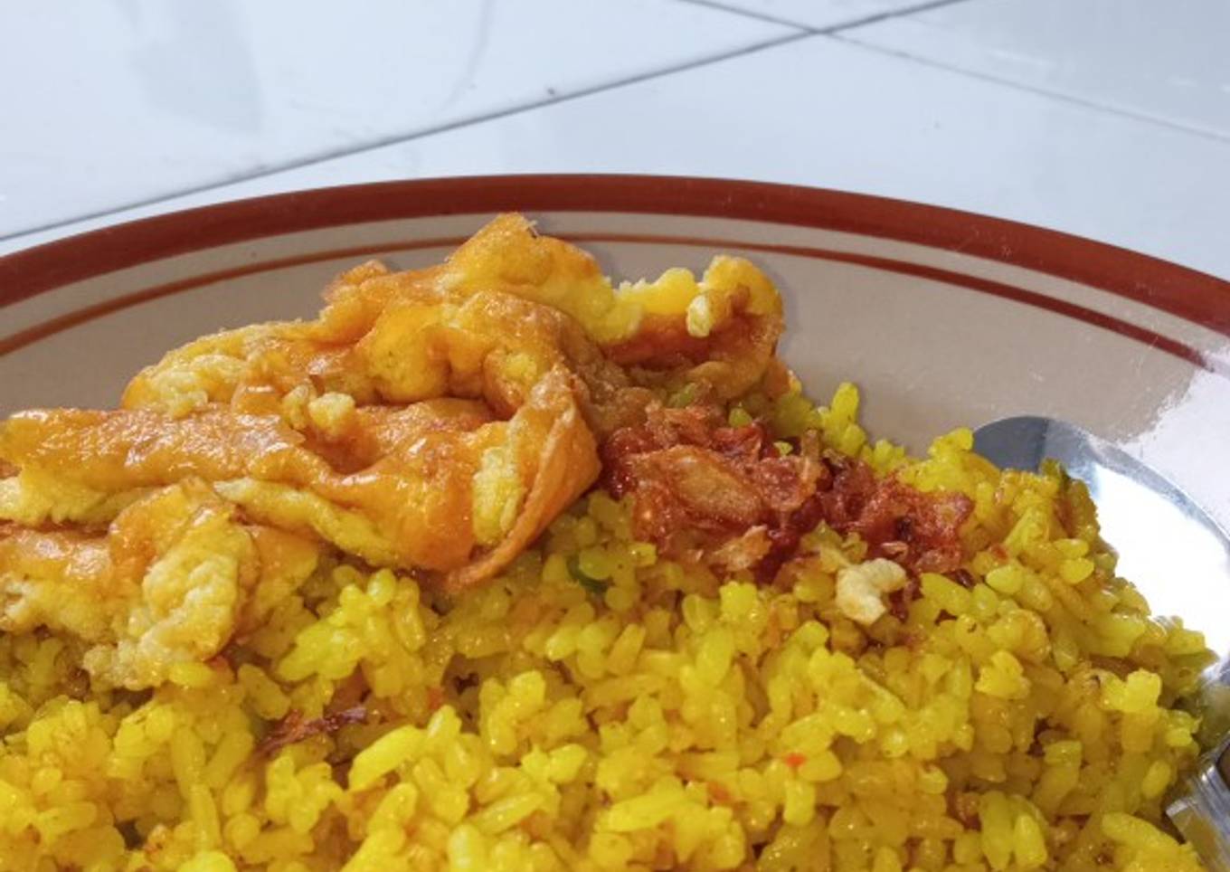 Nasi goreng kunyit dan telur dadar