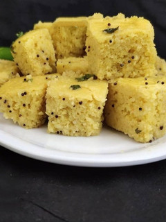 खम्मन ढोकला (khaman dhokla recipe in Hindi) रेसिपी मुख्य फोटो