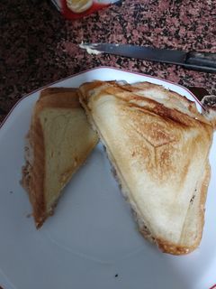 Una foto de Sándwich grill de atún