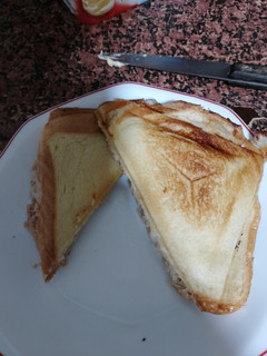 Una foto de Sándwich grill de atún