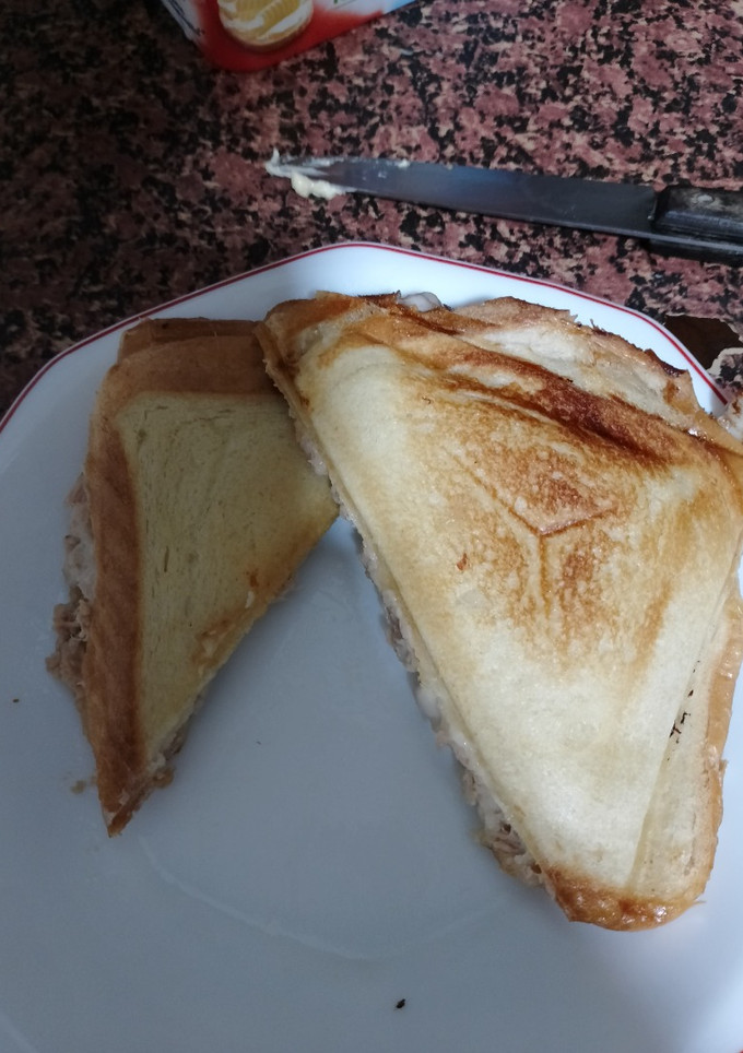 Una foto de Sándwich grill de atún