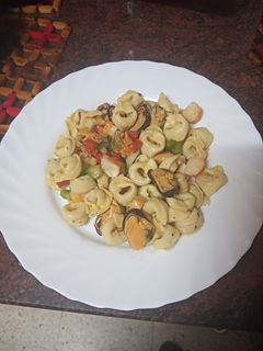 Una foto de Salpicón de pasta, verdura, palitos de cangrejo y mejillones