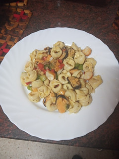 Una foto de Salpicón de pasta, verdura, palitos de cangrejo y mejillones