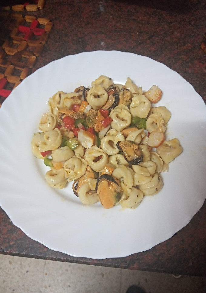 Una foto de Salpicón de pasta, verdura, palitos de cangrejo y mejillones