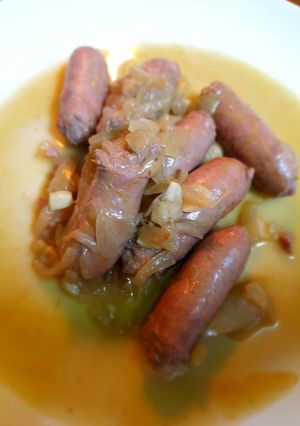 Una foto de Salchichas en salsa encebollada