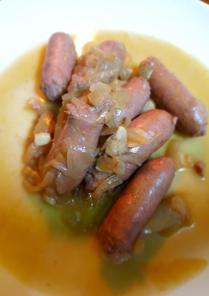 Una foto de Salchichas en salsa encebollada