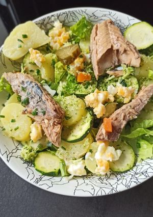 Une photo de Salade de pommes de terre, maquereaux et œufs mimosa