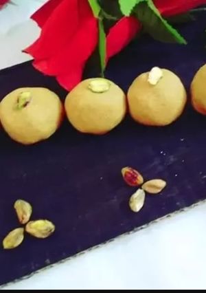 બેસન લાડુ (Besan Ladoo Recipe In Gujarati) રેસીપી મુખ્ય ફોટો