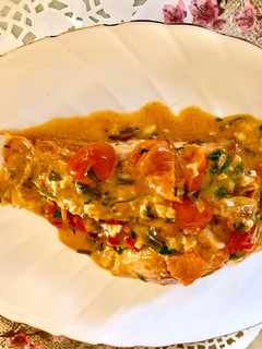 Una foto de Salmón en salsa cremosa😋😋