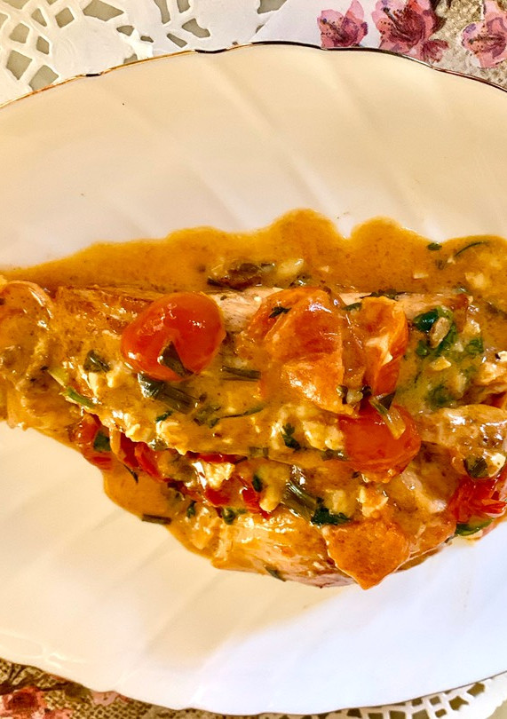 Una foto de Salmón en salsa cremosa😋😋