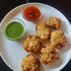 A picture of Mudhi Bara (Odiya street food).