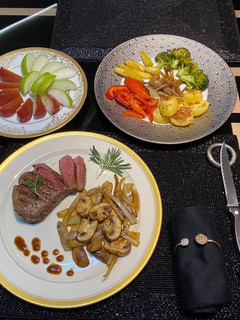 《 E 食譜:和牛菲力牛排佐鮮烤食蔬 》 的食譜成品照片