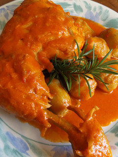 Una foto de Guiso de pollo al whisky con corazones de alcachofas en salsa de pimiento