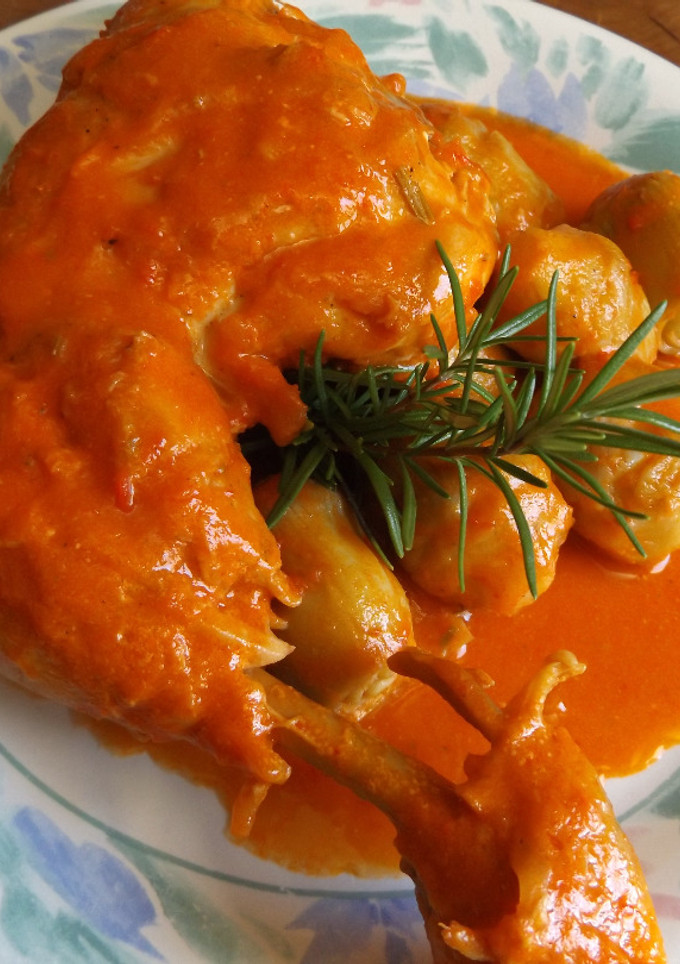 Una foto de Guiso de pollo al whisky con corazones de alcachofas en salsa de pimiento