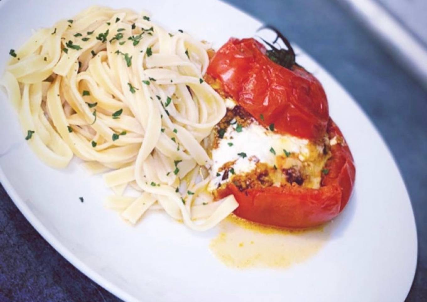 Tomate farcie à la viande hachée et au aubergines accompagnée de tagliatelles