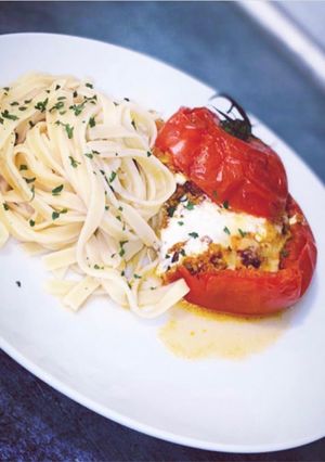 Une photo de Tomate farcie à la viande hachée et au aubergines accompagnée de tagliatelles