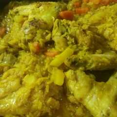 Una foto de Arroz con alitas de pollo