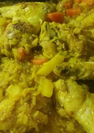 Una foto de Arroz con alitas de pollo