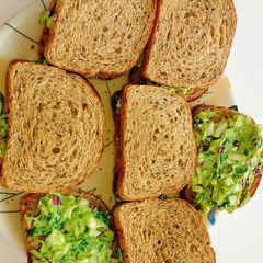 A picture of Guacamole egg sandwich.