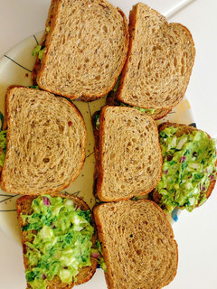 A picture of Guacamole egg sandwich.