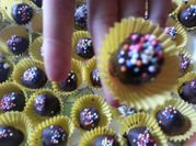 Gambar bola bola coklat regal sprinkle
